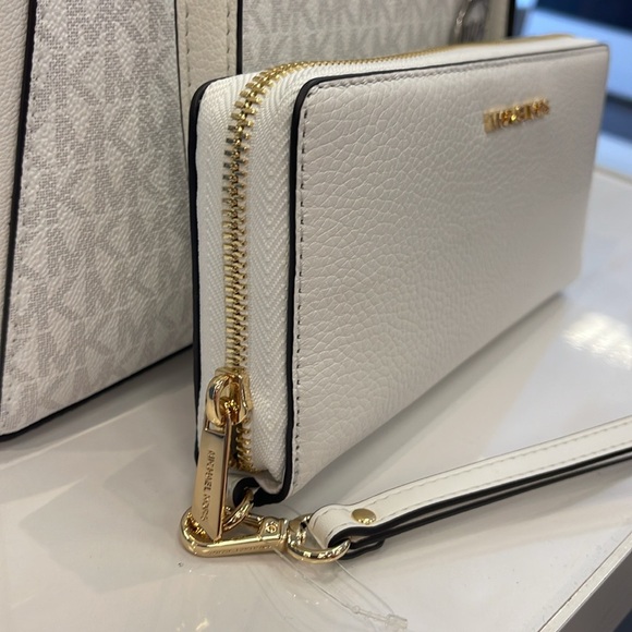 MICHAEL KORS
Leather Continental Wristlet Phone Case Wallet 
Optic White
NWT - Picture 3 of 16